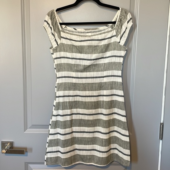 Dress - Picture 7 of 8